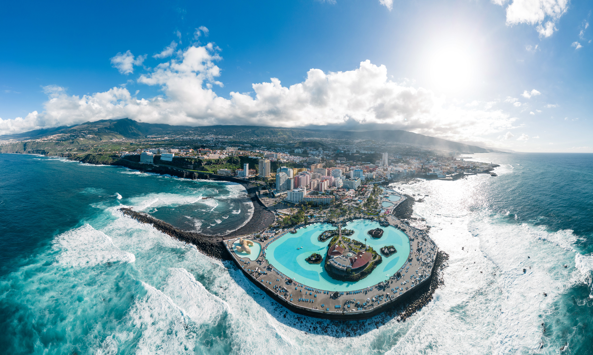 Vista aérea de Puerto de la Cruz y el Lago Martiánez. Una ventana a nuestro carácter